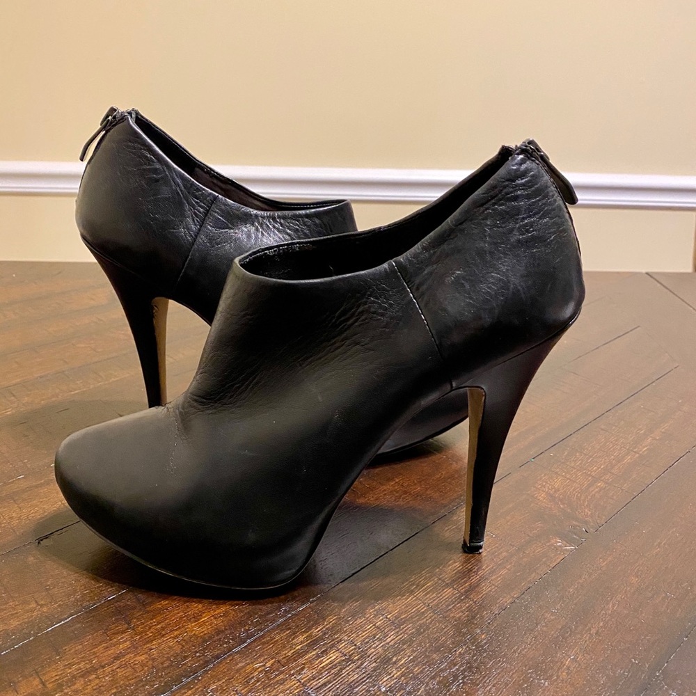 Vince Camuto Jerrell Bootie Black Lthr Size 9